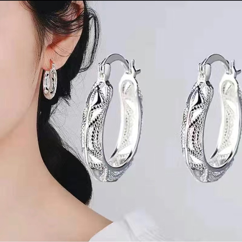 💎 Simple Silver Textured Hoop Earrings - Picture 2 of 5